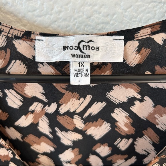 Moa Moa Woman’s 1X Black and Tan Patterned Flowy Lightweight Sheer Blouse - Picture 2 of 7